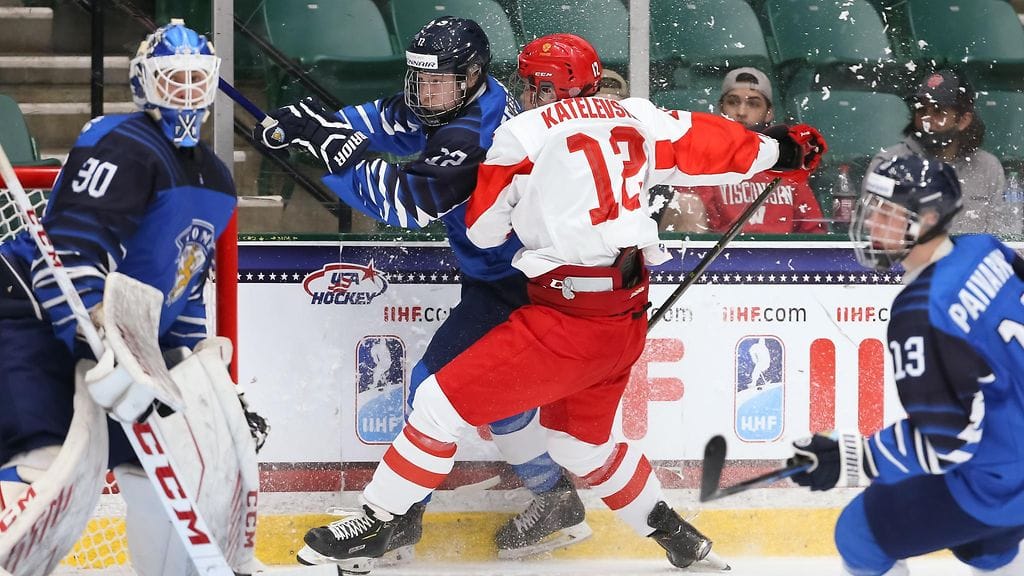 Oliver Kapanen laitataistelussa Venäjän Dimitri Katelevskin kanssa MM-kisoissa.