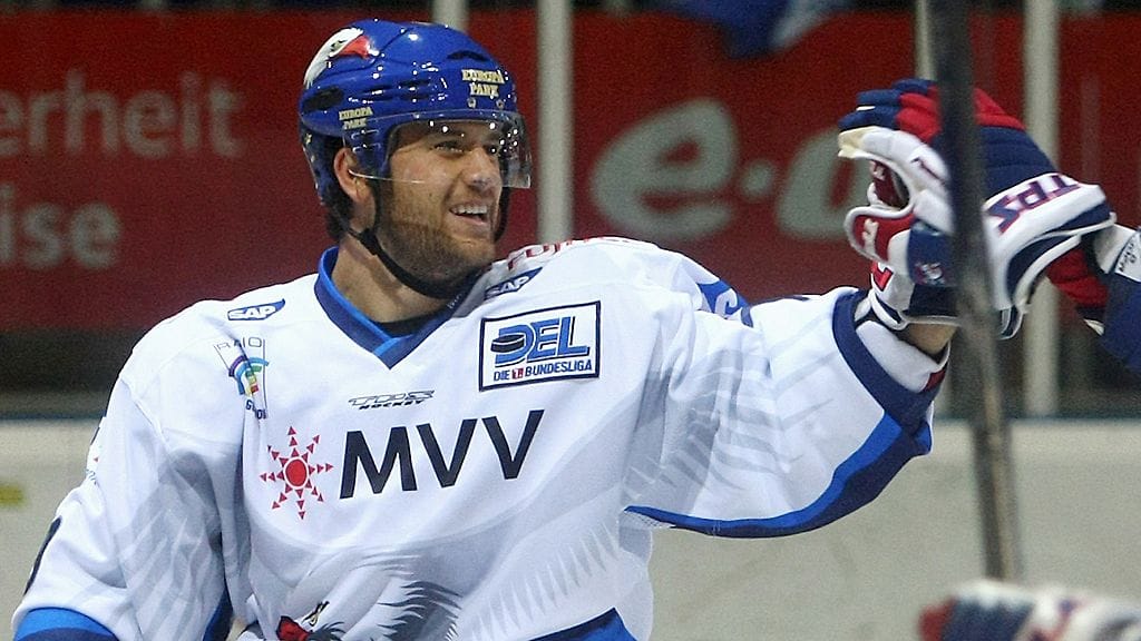 Mario Scalzo Mannheimin pelipaidassa.