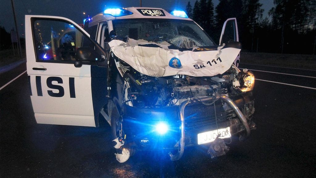 lk 28042021 poliisiauto poliisi hirvikolari kolari