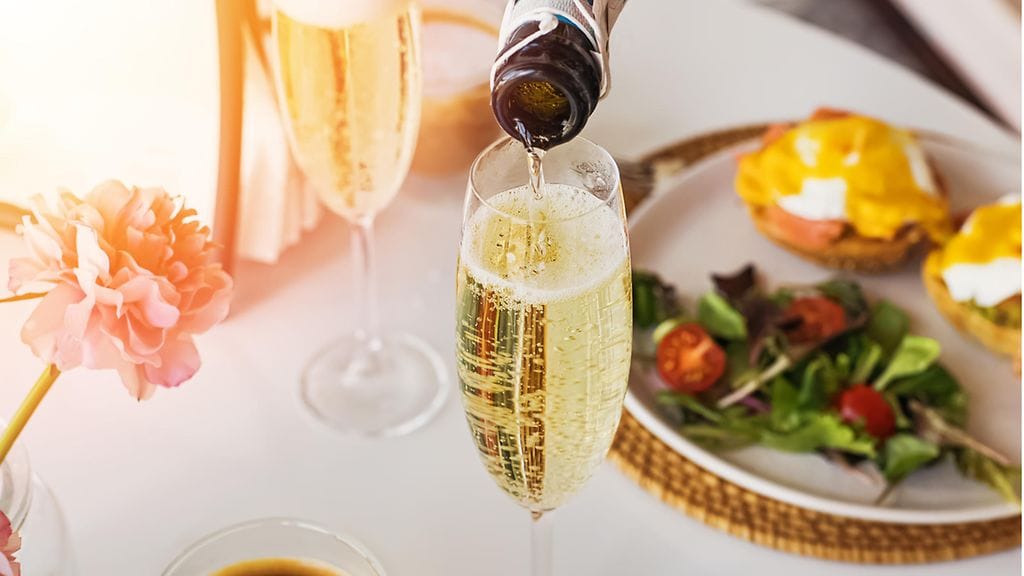 Etsinnässä hyvä kuohuviini vapuksi? Lue viiniasiantuntijoiden suositukset.