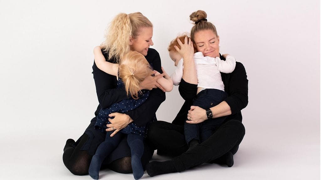 Susannan ja Ellan sateenkaariperheessä juhlitaan äitienpäivää kaksin kerroin.