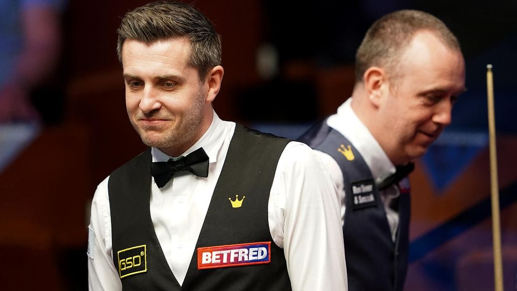 Mark Selby (vas.) hämmästytti otteillaan Mark Williamsin MM-areenalla Englannin Sheffieldissä.