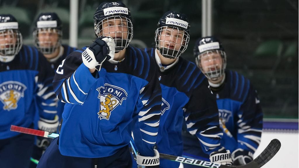 Miko Matikka ja muut Pikkuleijonat juhlimassa Suomen toista maalia Tshekki-ottelussa.