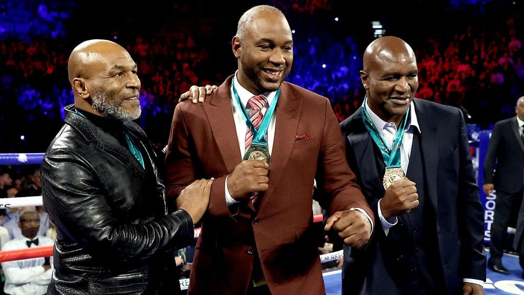 Entisen raskaan sarjan maailmanmestarit Mike Tyson (vas.), Lennox Lewis ja Evander Holyfield ottivat osaa Tyson Furyn ja Deontay Wilderin MM-otteluun helmikuussa 2020.