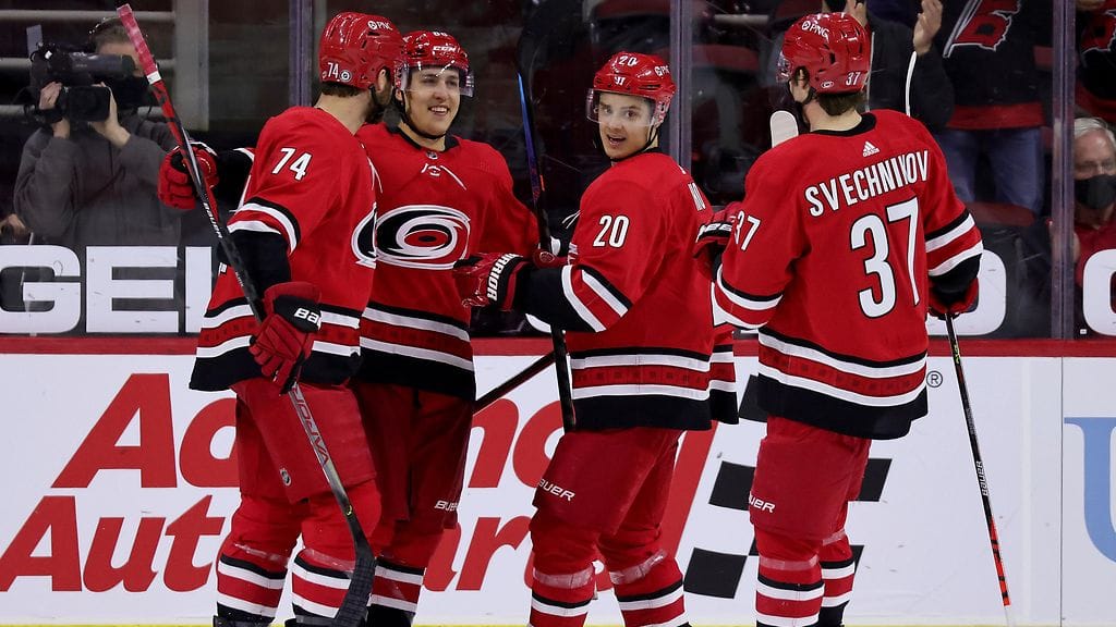 Teuvo Teräväinen (toinen vas.) osui heti paluuottelussaan. Sebastian Aho (toinen oik.) alusti osuman.