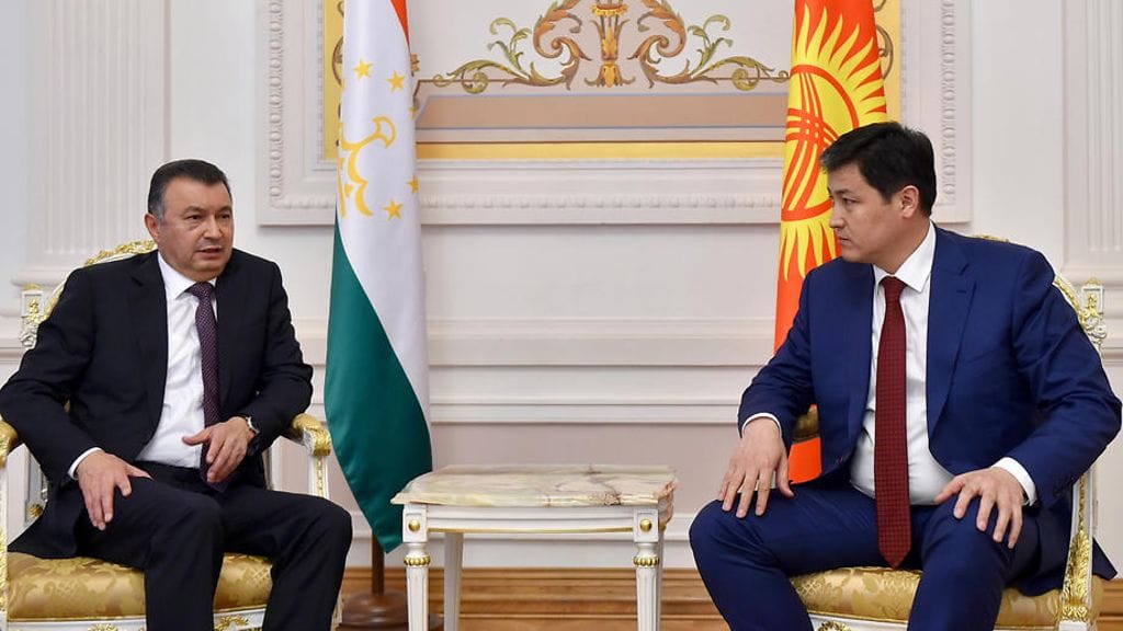 Tadžikistanin pääministeri Kohir Rasulzoda (vasemmalla) ja Kirgisian pääministeri Ulukbek Maripov (oikealla) tapasivat Venäjällä torstaina. Pääministerit keskustelivat maiden kiristyneestä tilanteesta. Kuva: AOP