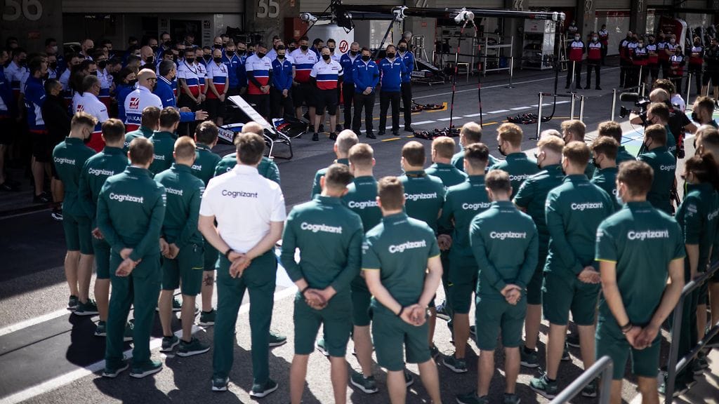 Kaikki F1-tallit liittyivät Haasin hiljaiseen hetkeen Portugalin Portimaon kisavarikolla.
