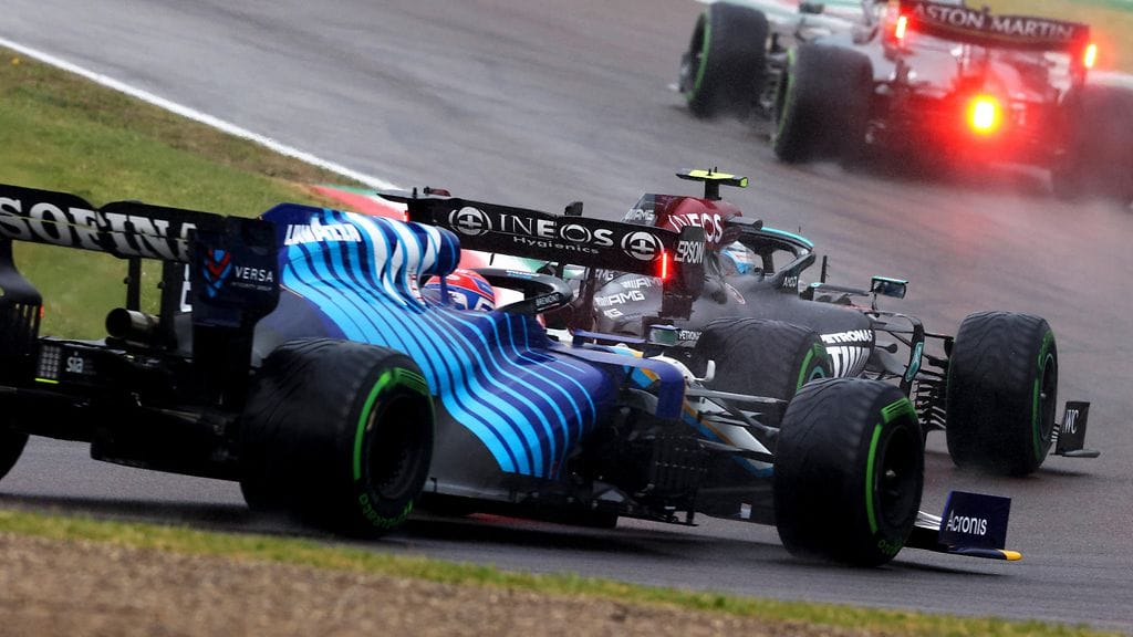 George Russell ja Valtteri Bottas kävivät radalla kovan taistelun Imolassa.