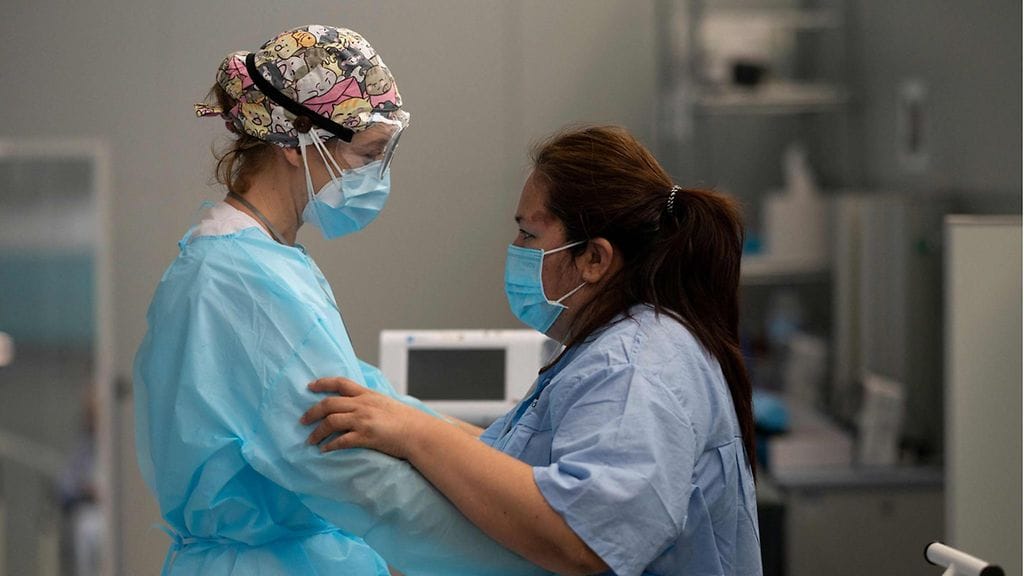 51-vuotias Carolina Gallardo opettelee uudelleen kävelemään koronataudin jälkeen kuntoutuskeskuksessa.