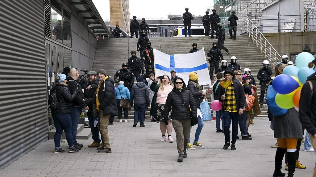 Poliisin mukaan koronarajoituksia vastustaneeseen mielenosoitukseen osallistui kaiken kaikkiaan noin 300 henkilöä.