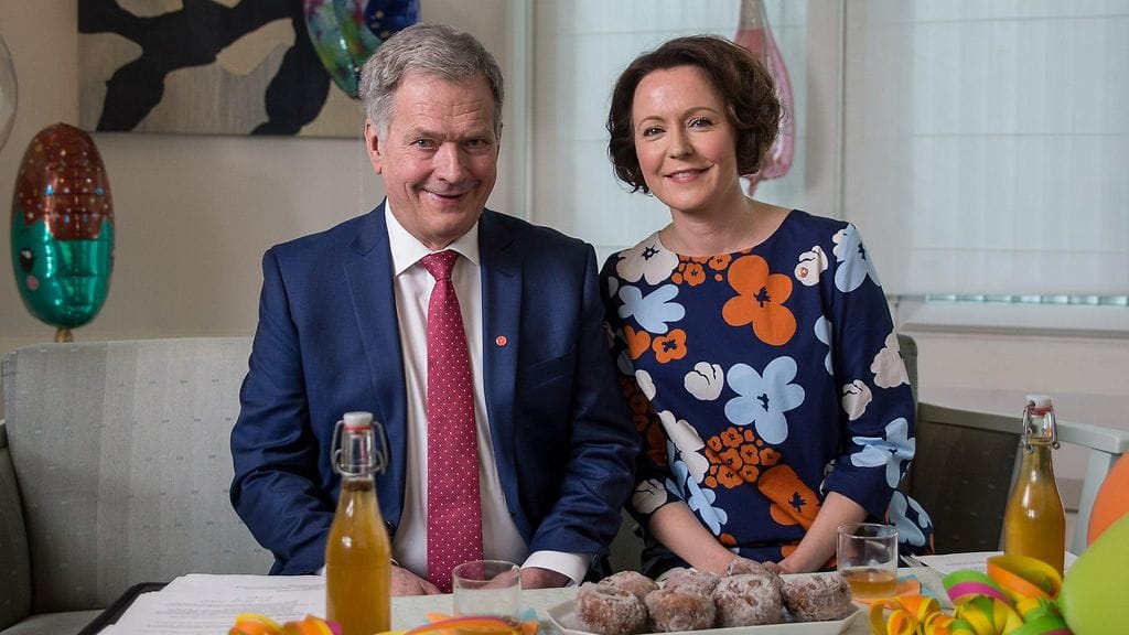 Presidentti Sauli Niinistö ja hänen puolisonsa Jenni Haukio vastaanottivat perinteisiä vapputervehdyksiä virtuaalisesti.
