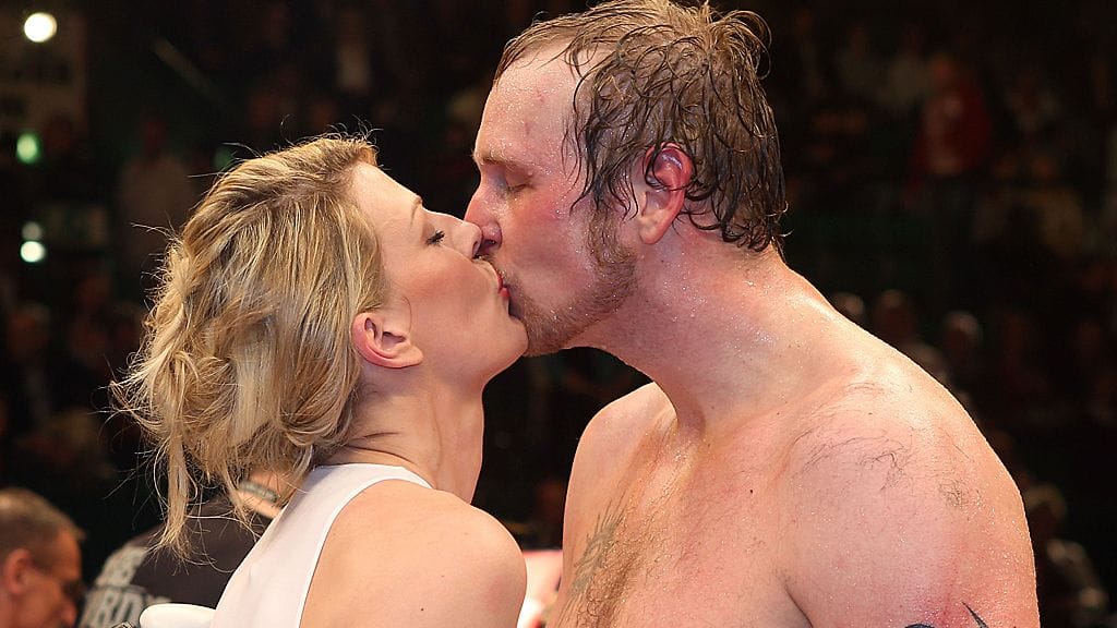 Sandra Helsing onnitteli miestään hänen voitettuaan Samuel Peterin viime keväänä.