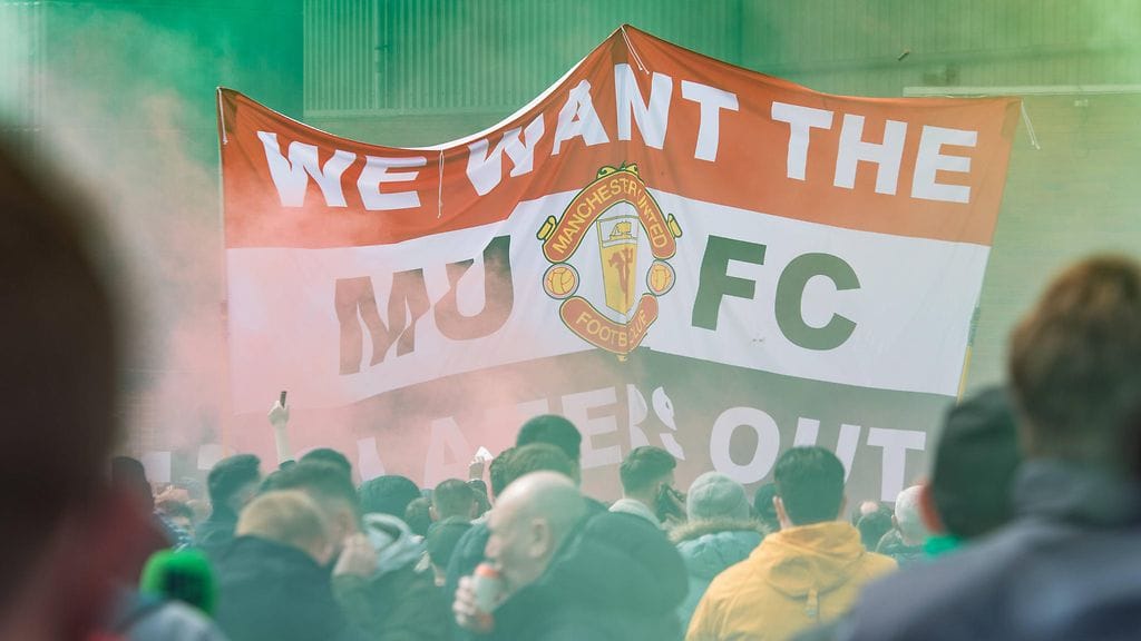Manchester Unitedin ja Liverpoolin ottelu peruttiin sunnuntaina, kun kannattajat tunkeutuivat Old Traffordille.