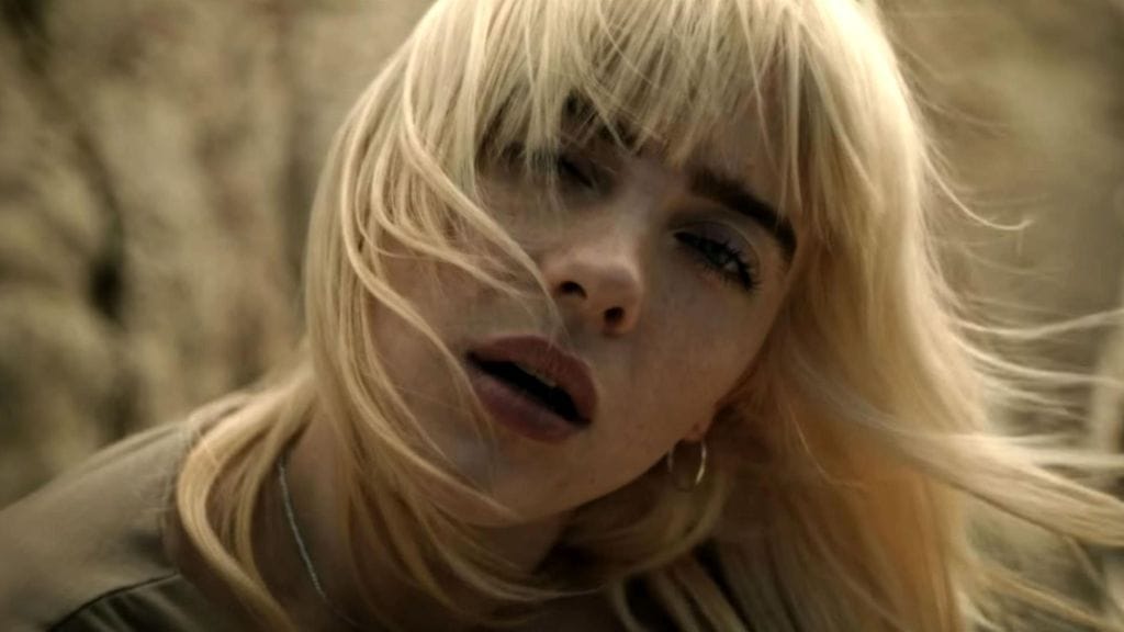 Billie Eilish poseeraa Voguen kannessa.