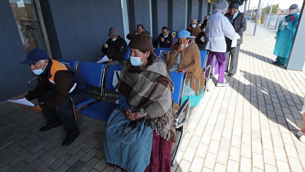 Ihmiset jonottivat Covax-ohjelman kautta toimitettua Pfizerin  koronarokotetta El Altossa, Boliviassa, huhtikuun lopulla.