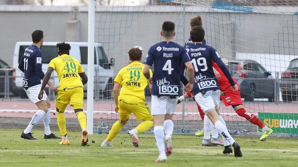 Eetu Mömmö teki Ilveksen molemmat maalit AC Oulua vastaan.