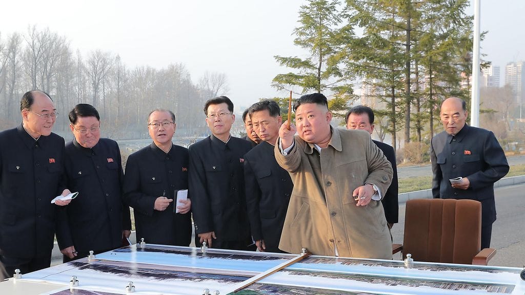 Pohjois-Korean valtionmedian julkaisema kuva johtaja Kim Jong-unista tutkimassa rakennustöiden suunnitelmia Pjongjangissa maaliskuussa.