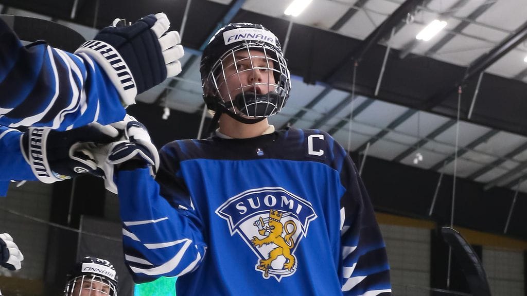 Kapteeni Samu Salminen aloitti Suomen maalinteon Sveitsiä vastaan.