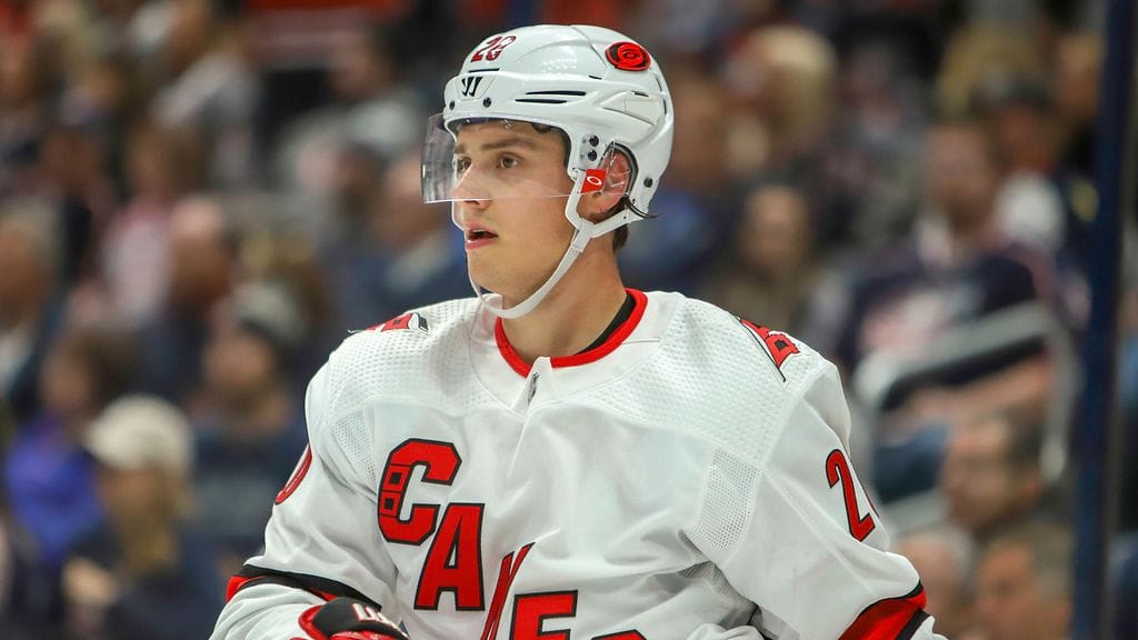 Sebastian Aho teki kolme maalia Carolinan voitossa.