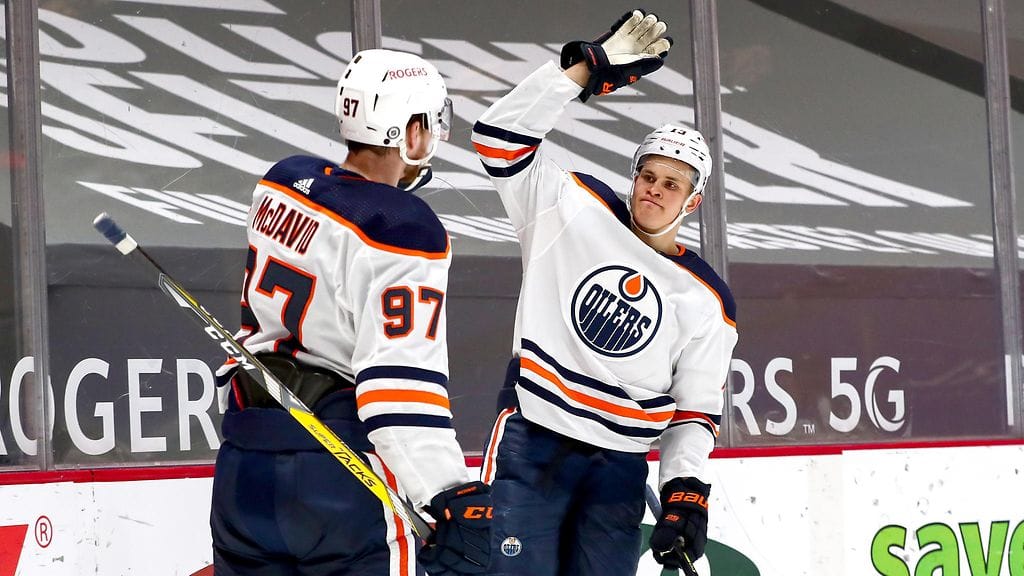 Connor McDavid (vas.) ja Jesse Puljujärvi juonivat ongelmia Vancouver Canucksille.