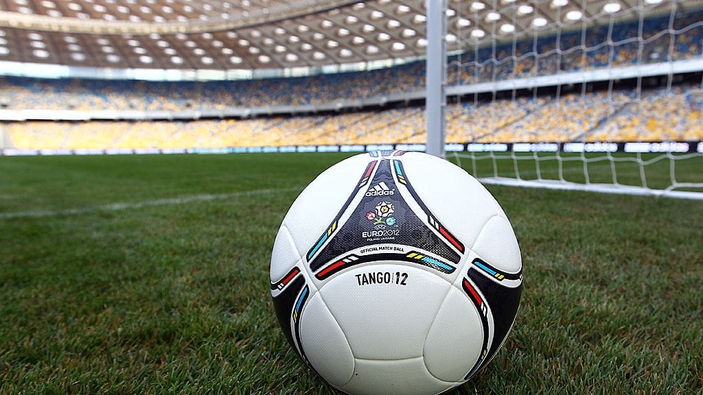 Virallinen kisapallo ja Kiovan olympiastadion odottavat EM-kisoja