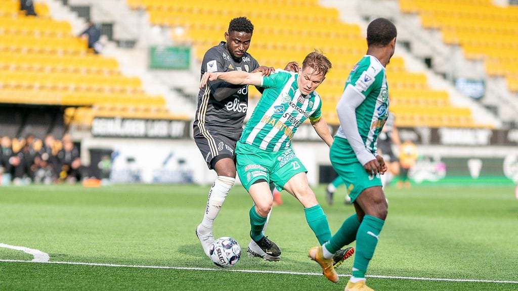 KTP:n kapteeni Matias Lindfors (kesk.) viimeisteli joukkueensa tämän kauden ensimmäisen liigamaalin.