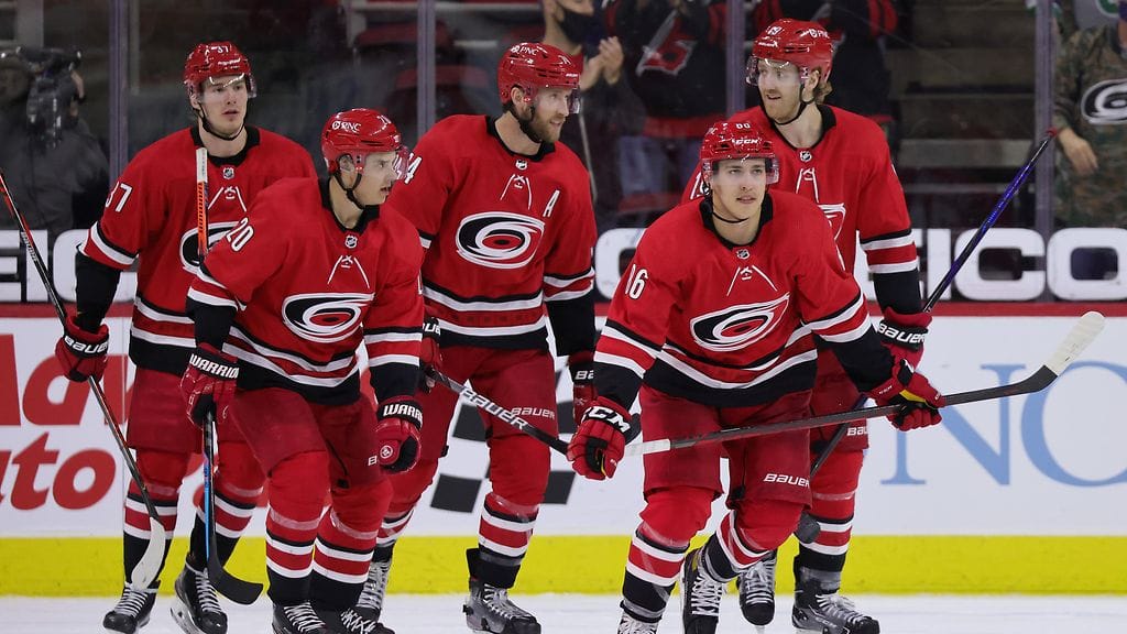 Teuvo Teräväisen (toinen oik.) paluu on sytyttänyt Carolina Hurricanesin entistä kovempaan iskuun. Sebastian Aho (toinen vas.) on iskenyt hurjat 11 tehopinnaa viimeiseen viiteen otteluun.