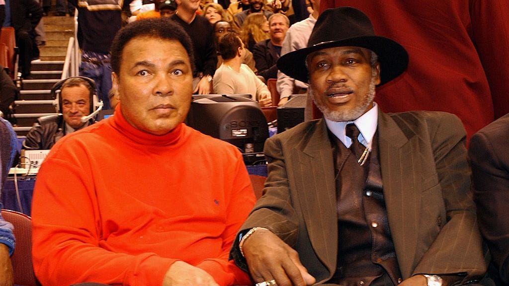 Joe Frazier (oik.) ja Muhammad Ali vuoden 2002 NBA:n All Stars -ottelussa.