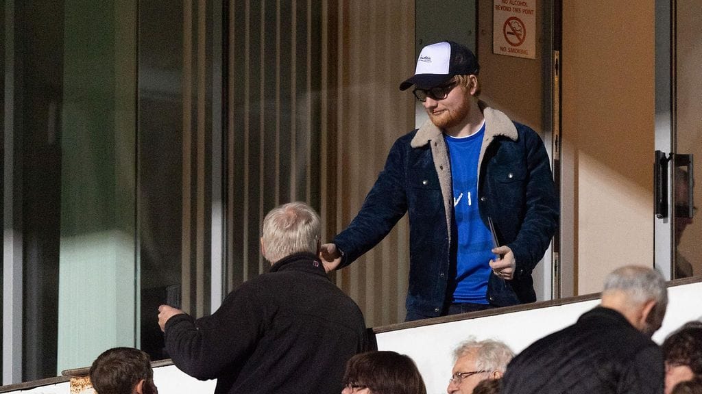 Ed Sheeran kuvattuna Portman Roadin katsomossa vuonna 2019.