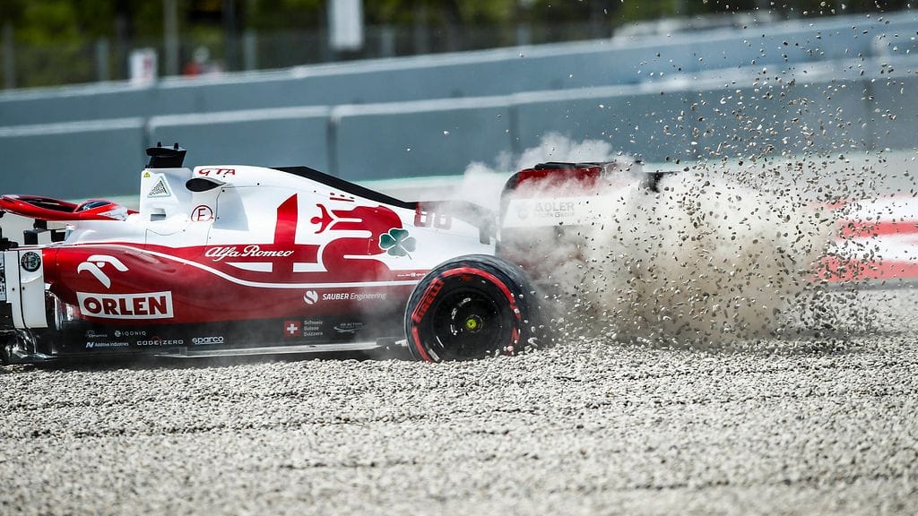 Robert Kubica juuttui soralle Espanjan GP:n harjoituksissa Kimi Räikköseltä lainatulla autolla.