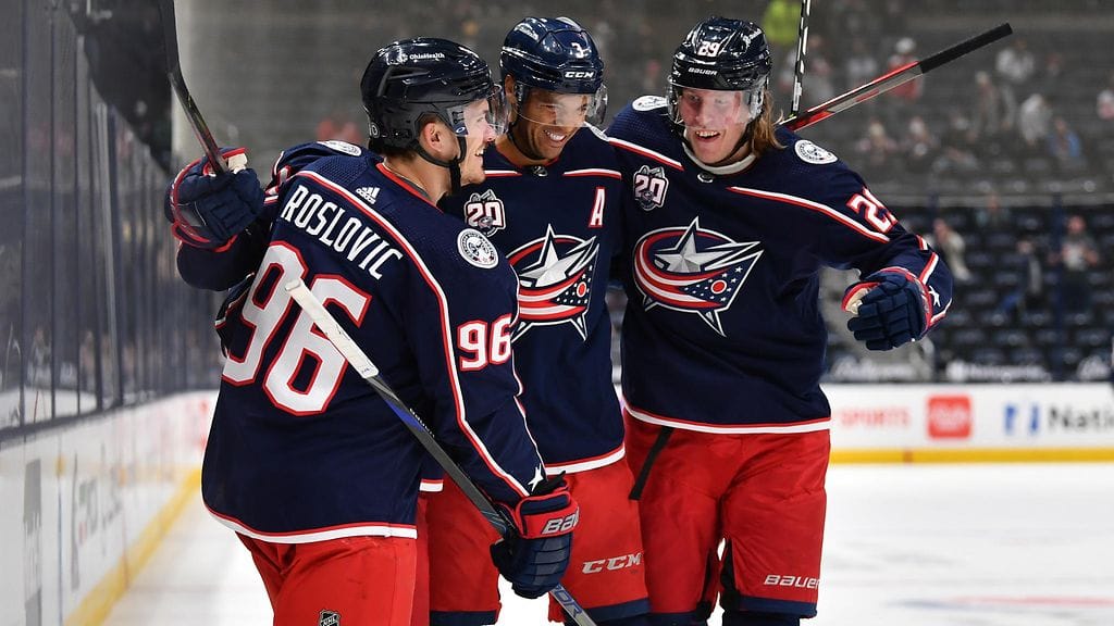 Patrik Laine (oik.) syötti kaksi Columbus Blue Jacketsin maalia.