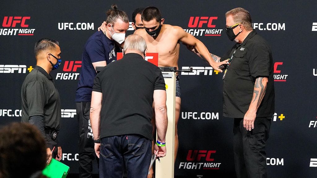 Ryan Benoit'lla oli suuria vaikeuksia pysyä jaloillaan vaa'alla.