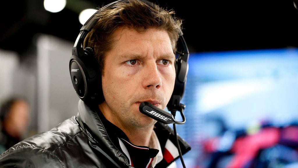 Mercedeksen päästrategi James Vowles kuvattuna tallin pilttuussa