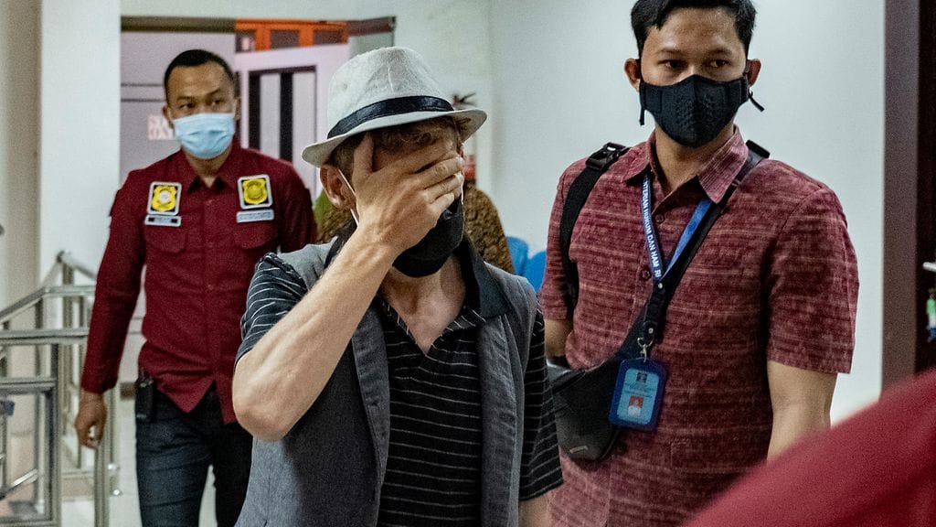 Mies vastusti itse karkotustaan. Hänen mukaansa kurssilla ei ollut tarkoitus harrastaa seksiä, vaan keskittyä hengitystekniikoihin.