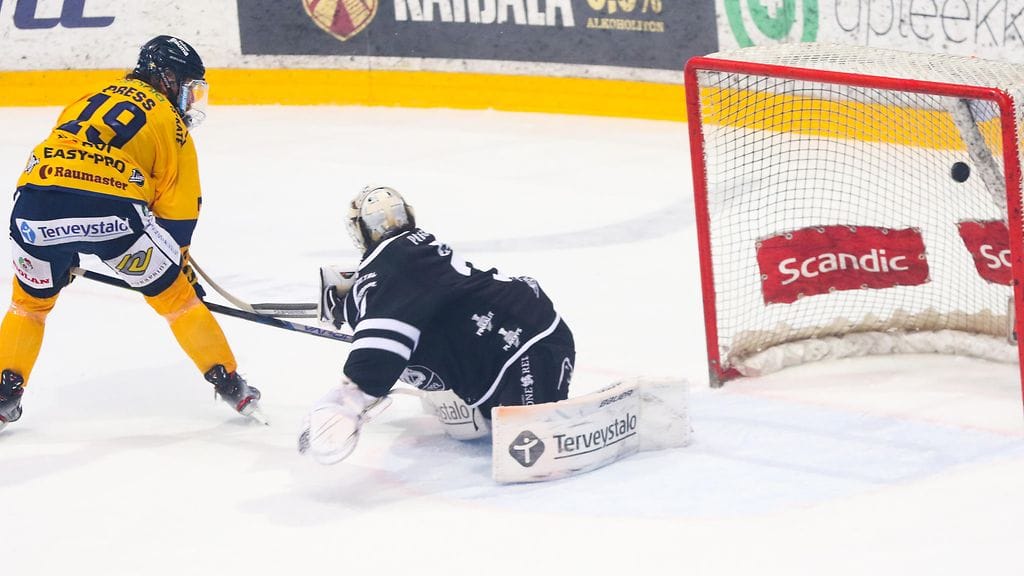 Robin Press iski Lukon johtoon rangaistuslaukauksesta.