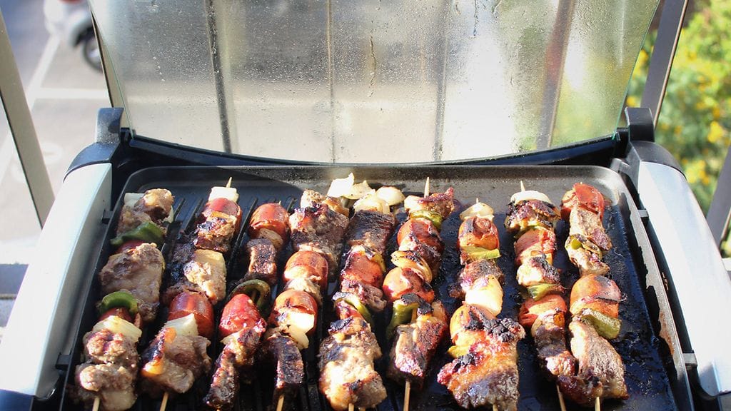 Parvekkeella grillatessa tulee ottaa huomioon taloyhtiön muut asukkaat. Kuvituskuva.