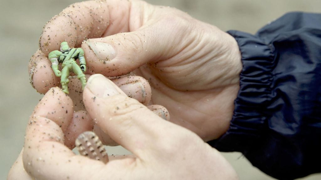 Meren tuomat -elokuva, muovilelu