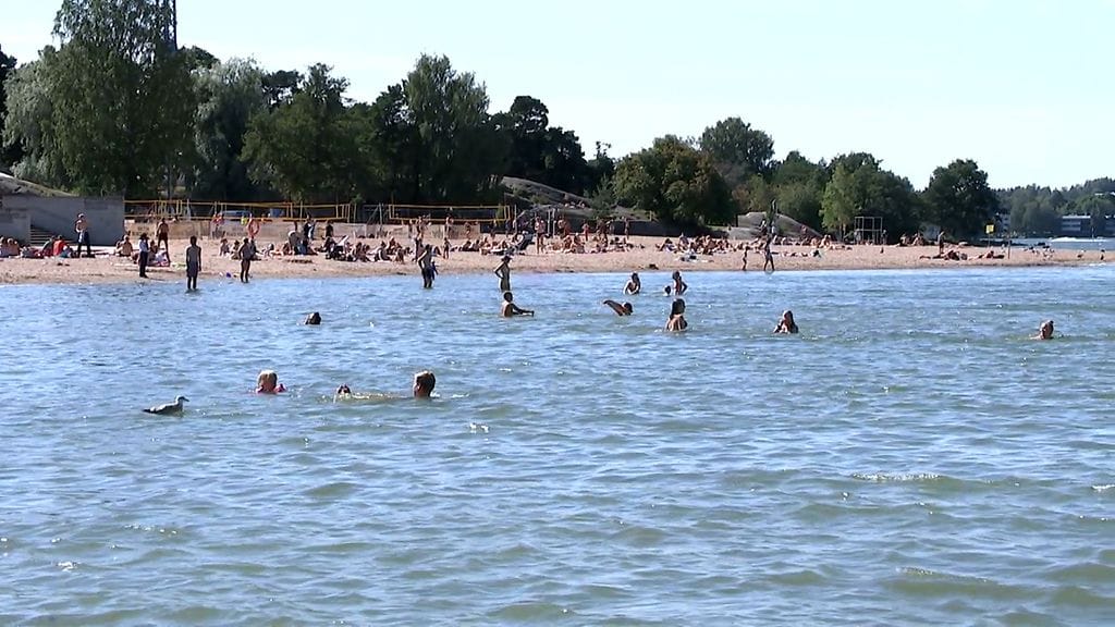 Helteitä on luvassa jälleen alkuviikolle. Kuva Hietaniemen uimarannasta kesällä 2020.