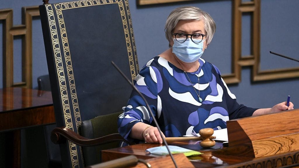 Eduskunnan puhemies Anu Vehviläinen uskoo elvytyspakettiäänestyksen siirtyvän.