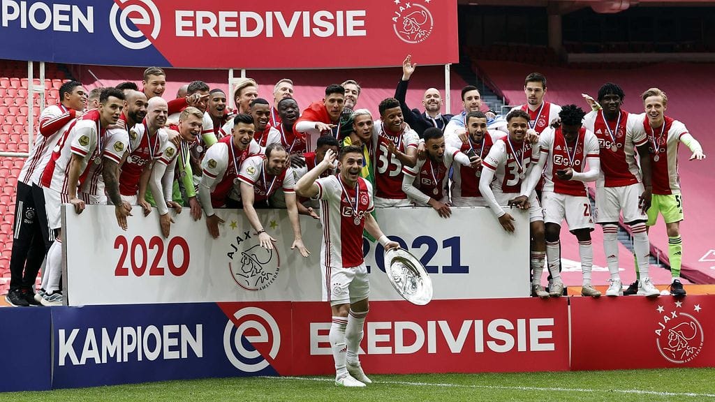 Ajax juhli 35. Hollanin mestaruuttaan toukokuun alussa. Mestaruuslautanen kapteeni Dusan Tadicin kädessä.
