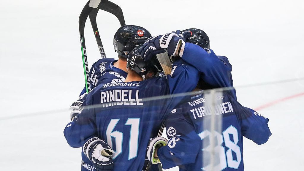 Axel Rindell (numero 61) vei Leijonat johtoon keskiviikon Tshekki-ottelussa.