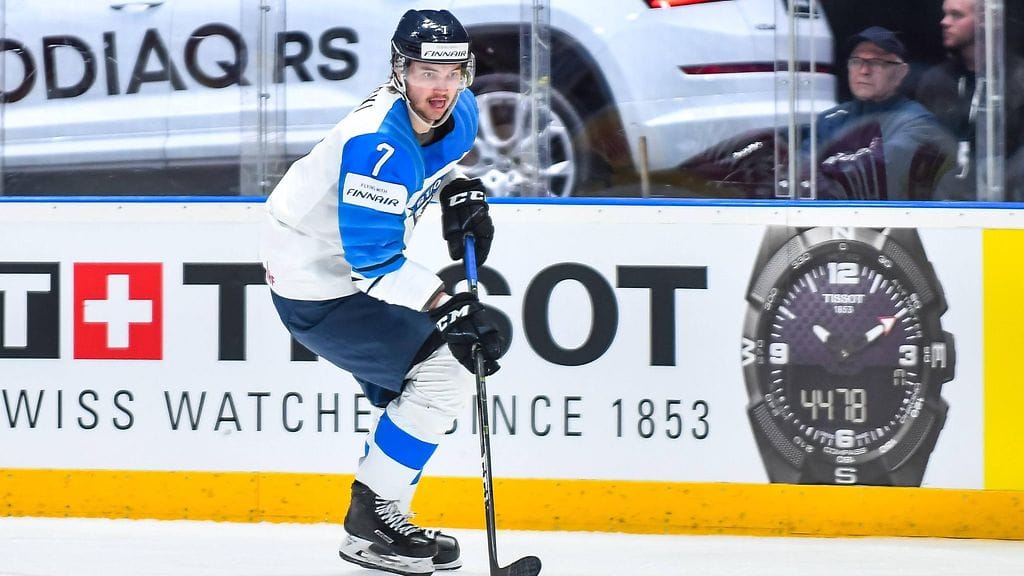 Oliwer Kaski hyppää kaukaloon.