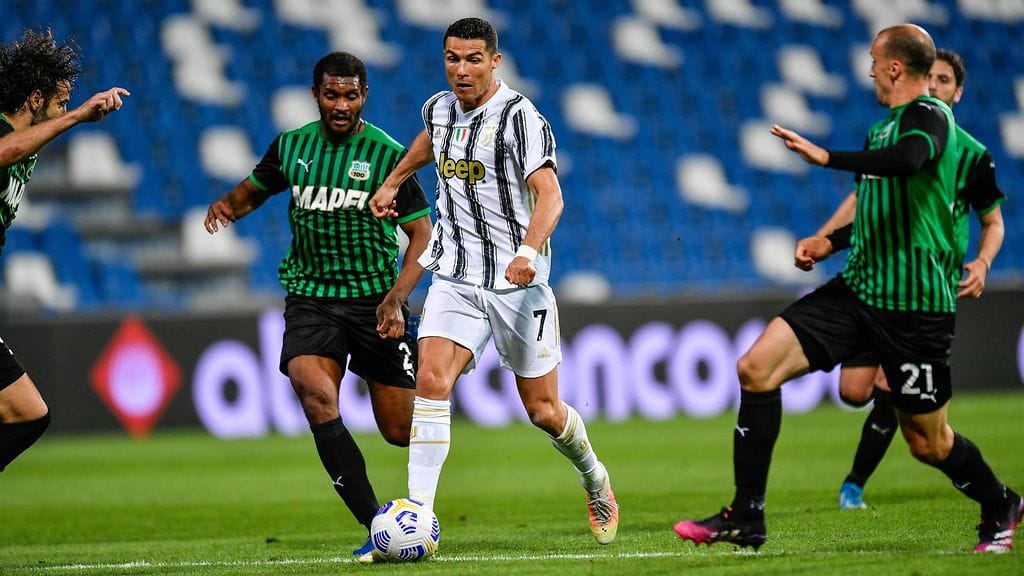 Cristiano Ronaldo hassutti Sassuolon pelaajia keskiviikon ottelussa.