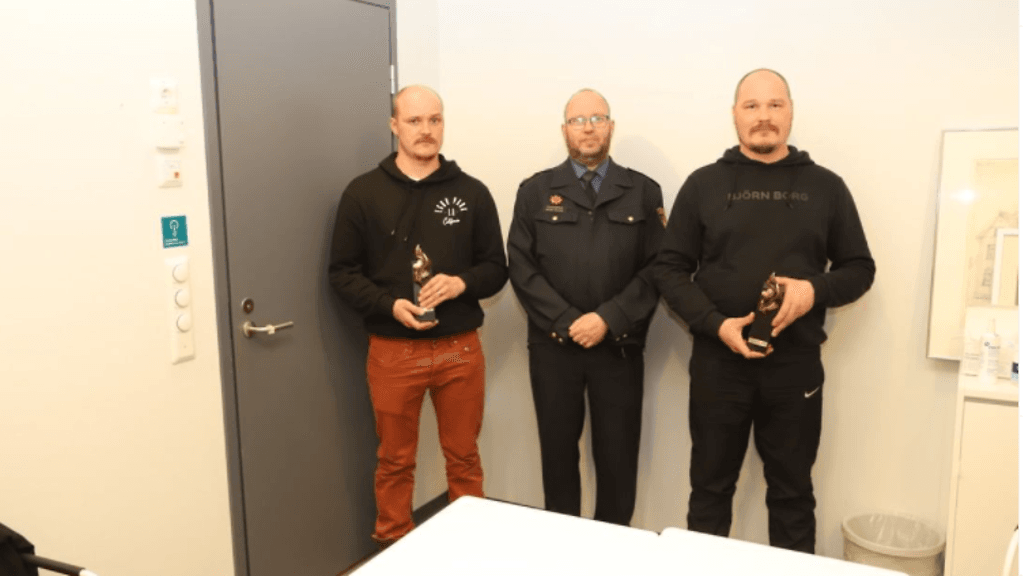 Oulu-Koillismaan pelastuslaitos palkitsi Uroteko-palkinnolla Janne (vasemmalla) ja Jouni Ämmänpään, jotka pelastivat vanhuksen omakotitalon tulipalosta Muhoksen Riihikylällä