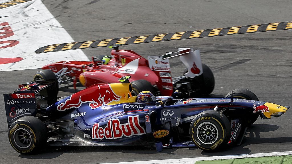 Tässä irtoaa Mark Webberin etusiipi.