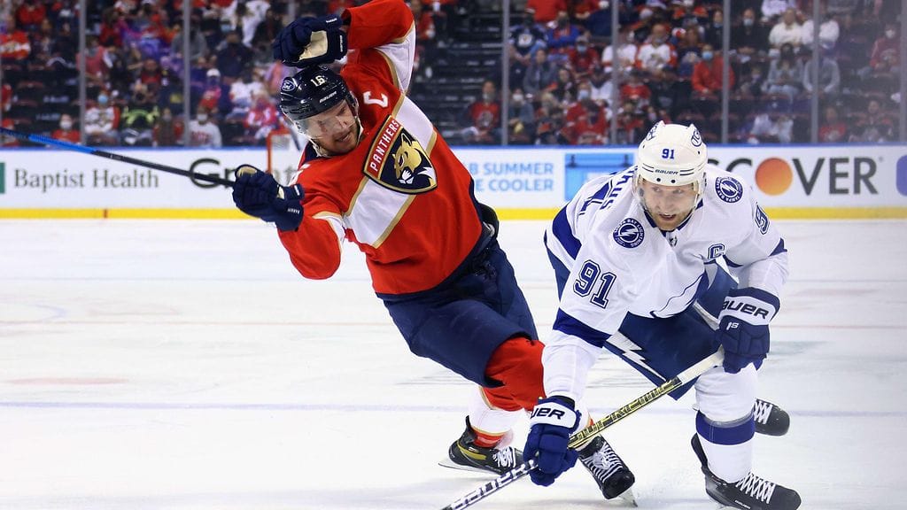Aleksander Barkov ja Steven Stamkos vastatusten Florida Panthersin ja Tampa Bay Lightningin välisessä pudotuspeliavauksessa.