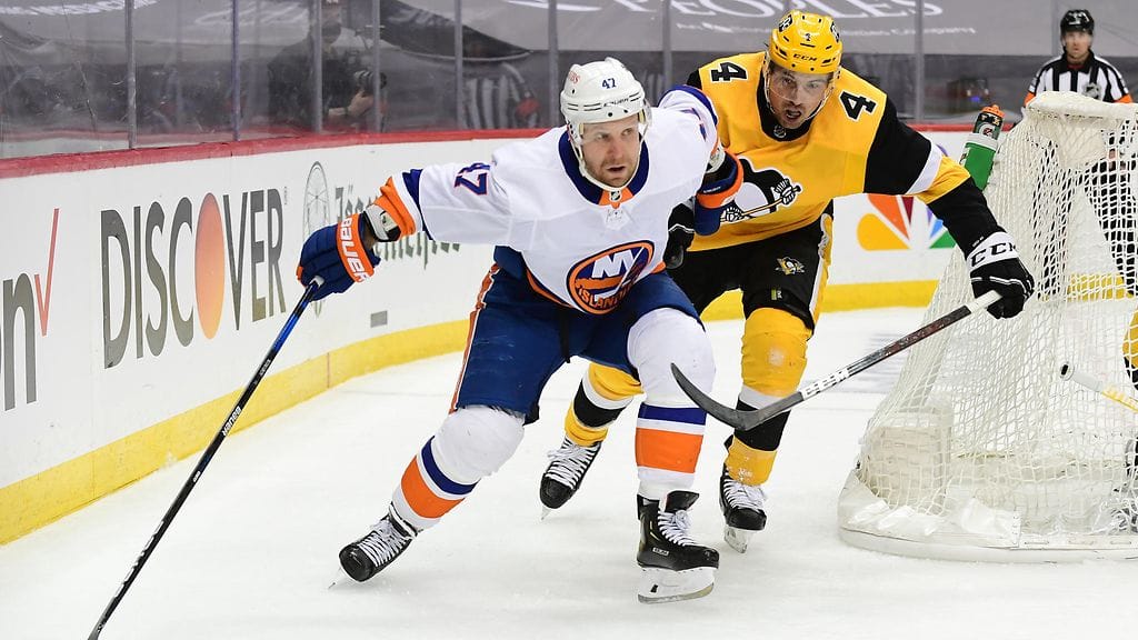 Leo Komarov rouhi fyysisesti.