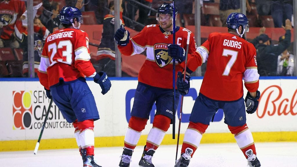 Aleksander Barkov tehoili pisteet 1+1 Florida Panthersin pudotuspeliavauksessa Tampa Bay Lightningia vastaan.