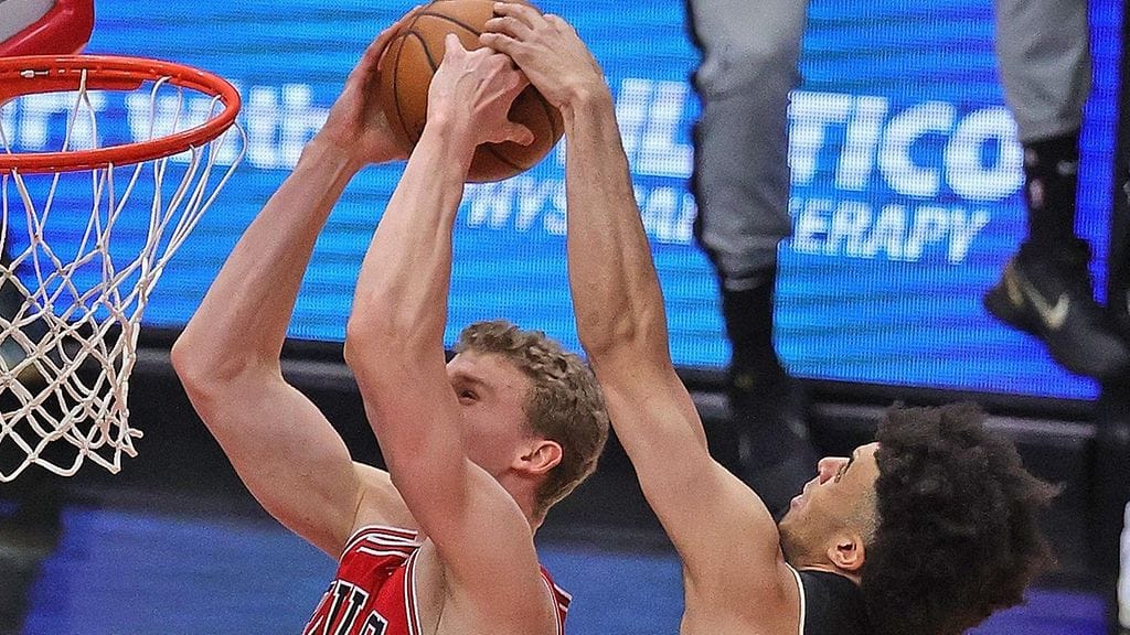 Lauri Markkanen pussitti kauden päätösottelussaan 17 pistettä.