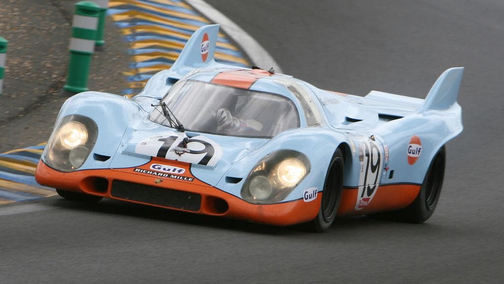 Gulfin sininen ja oranssi nähtiin 1970-luvulla Porschen ja Fordin kilpa-autoissa.
